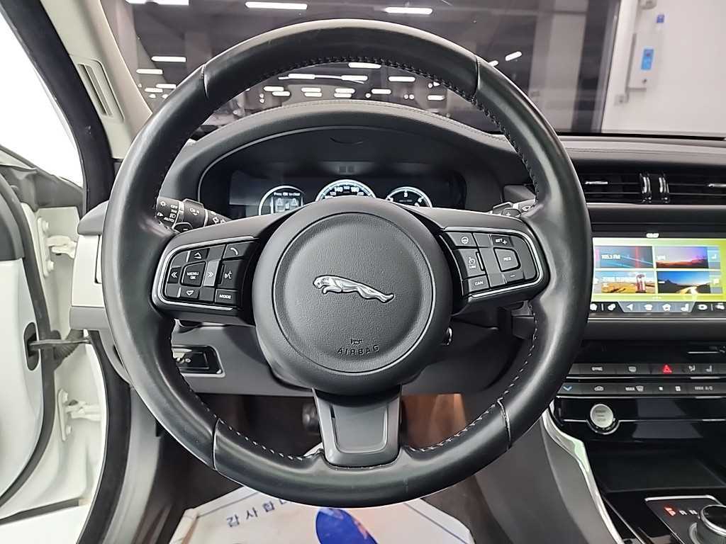 Jaguar XF — photo 09