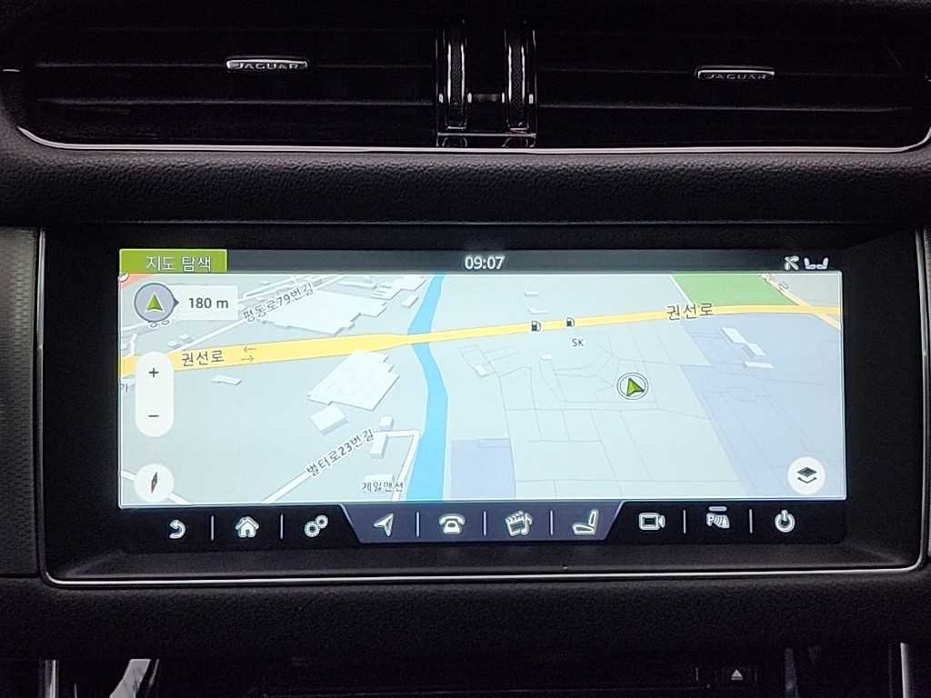 Jaguar XF — photo 15