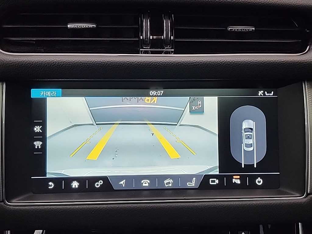 Jaguar XF — photo 16