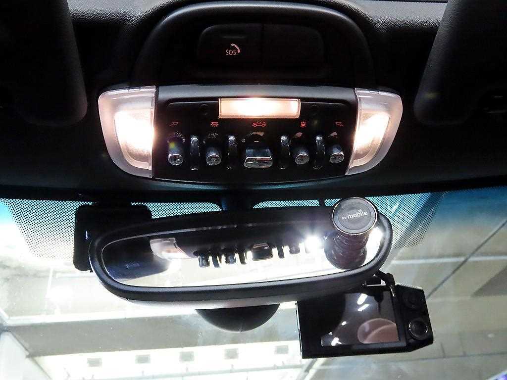 Mini Cooper Convertible — photo 17