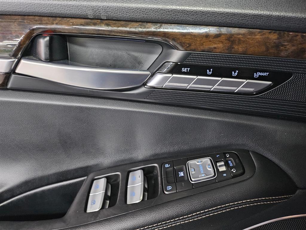 Genesis G90 — photo 16