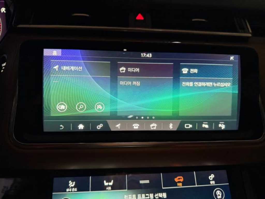Land Rover Range Rover Velar — photo 10