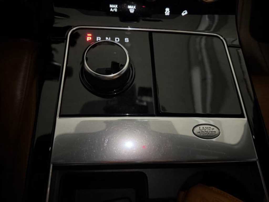 Land Rover Range Rover Velar — photo 15