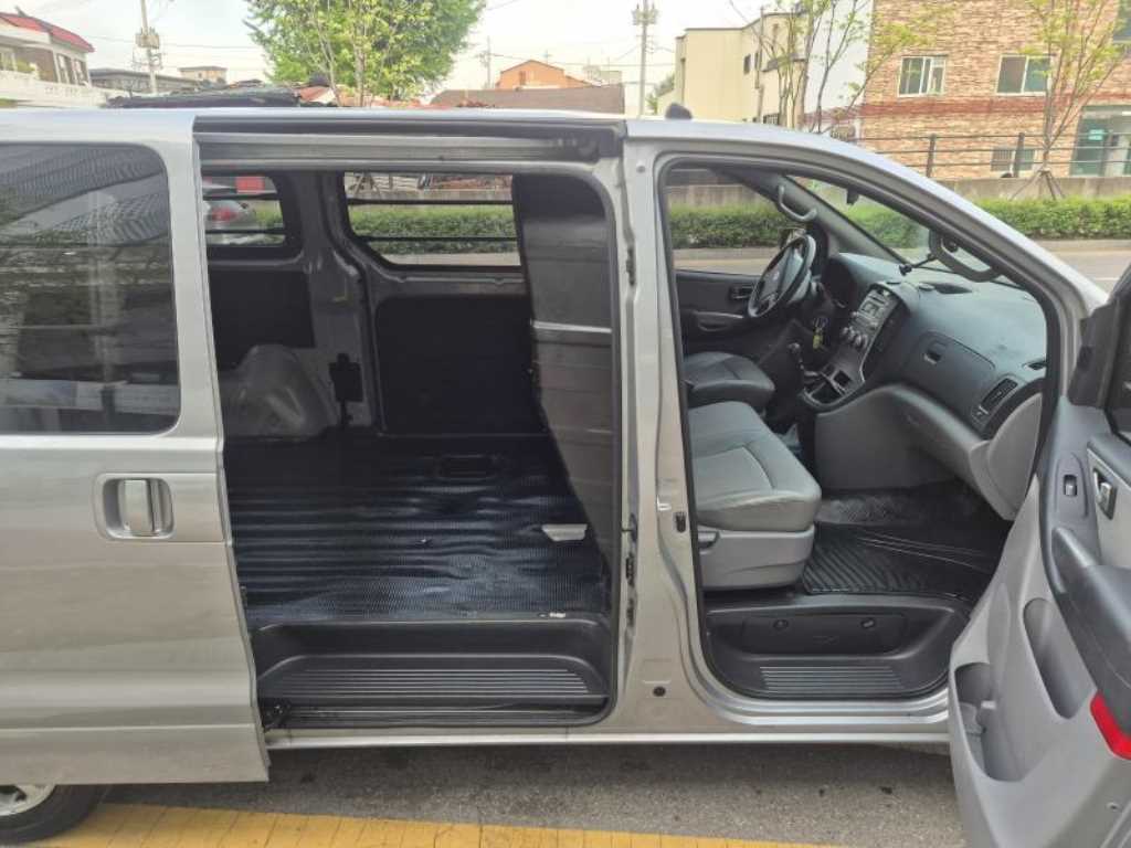 Hyundai Starex — photo 13