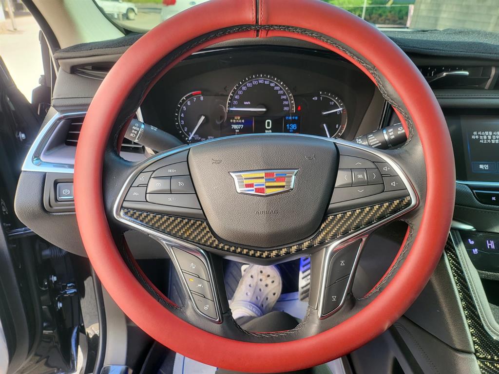 Cadillac XT5 — photo 08