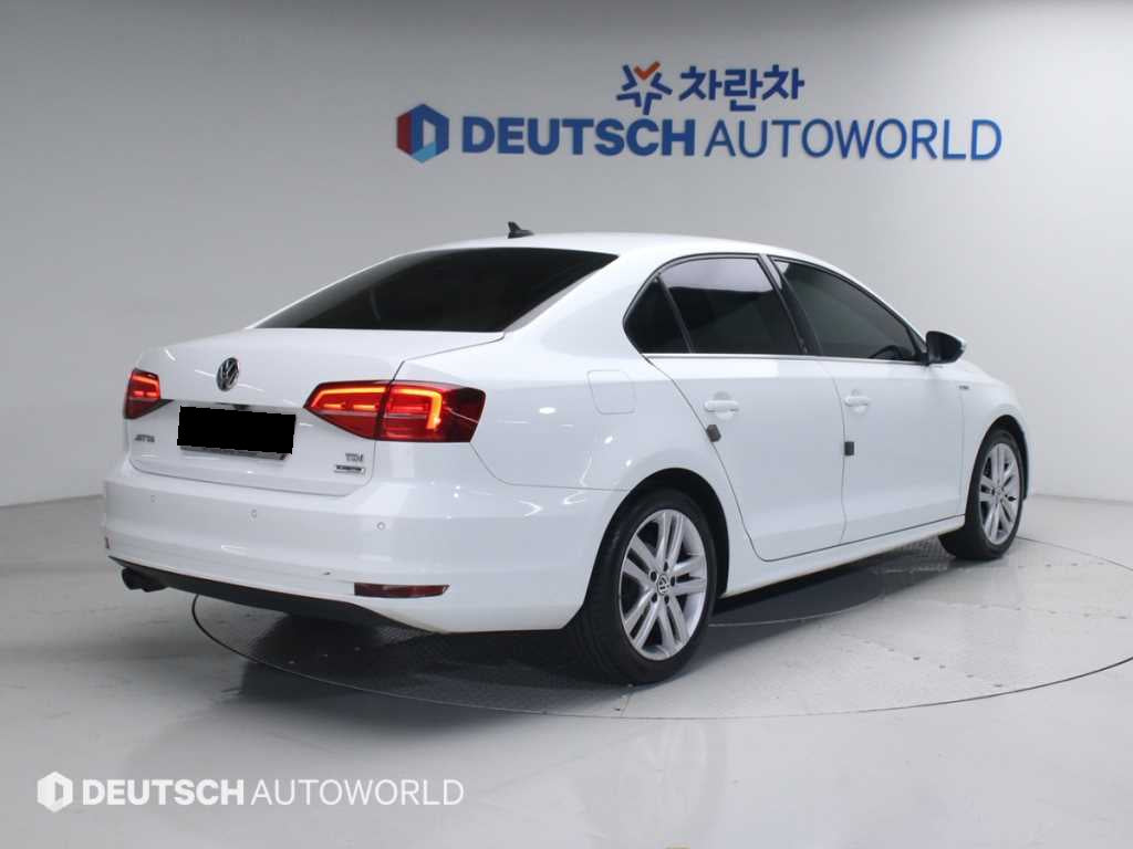 Volkswagen Jetta — photo 02