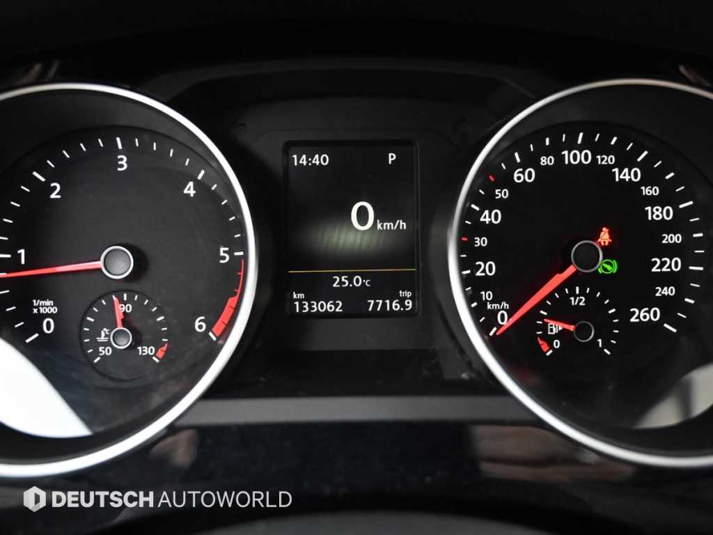 Volkswagen Jetta — photo 08