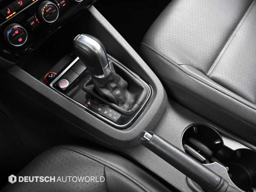 Volkswagen Jetta — photo 09