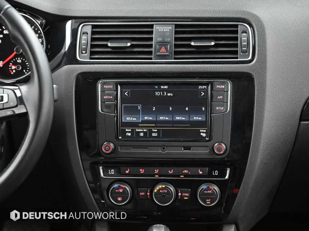 Volkswagen Jetta — photo 14