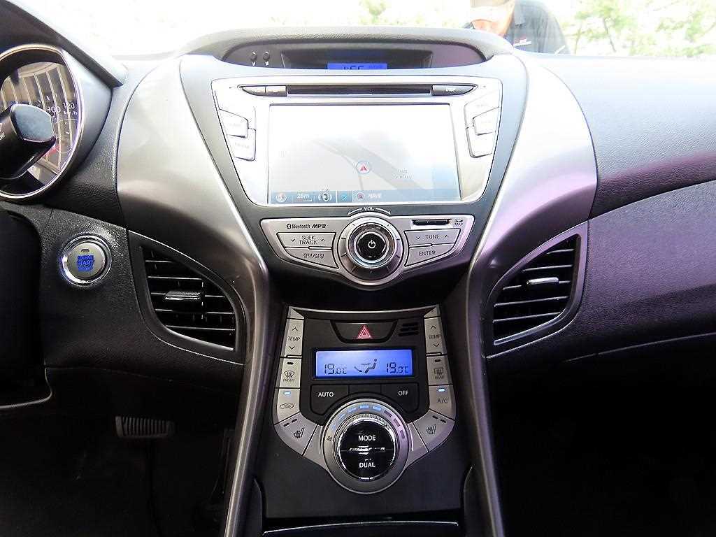 Hyundai Avante — photo 13