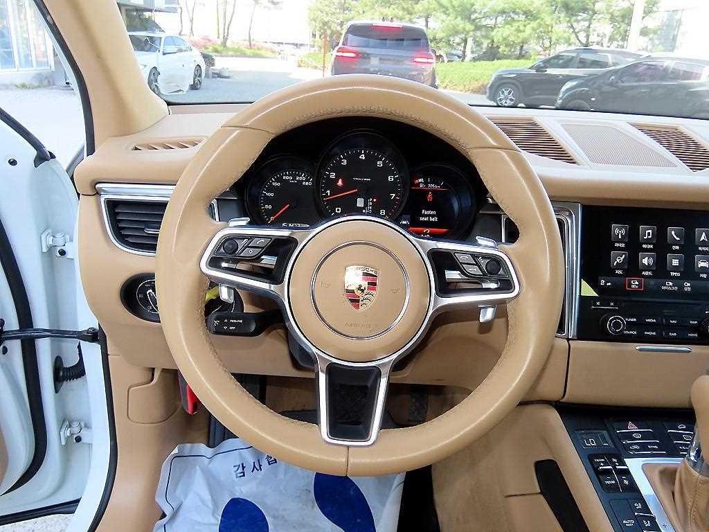 Porsche Macan — photo 08