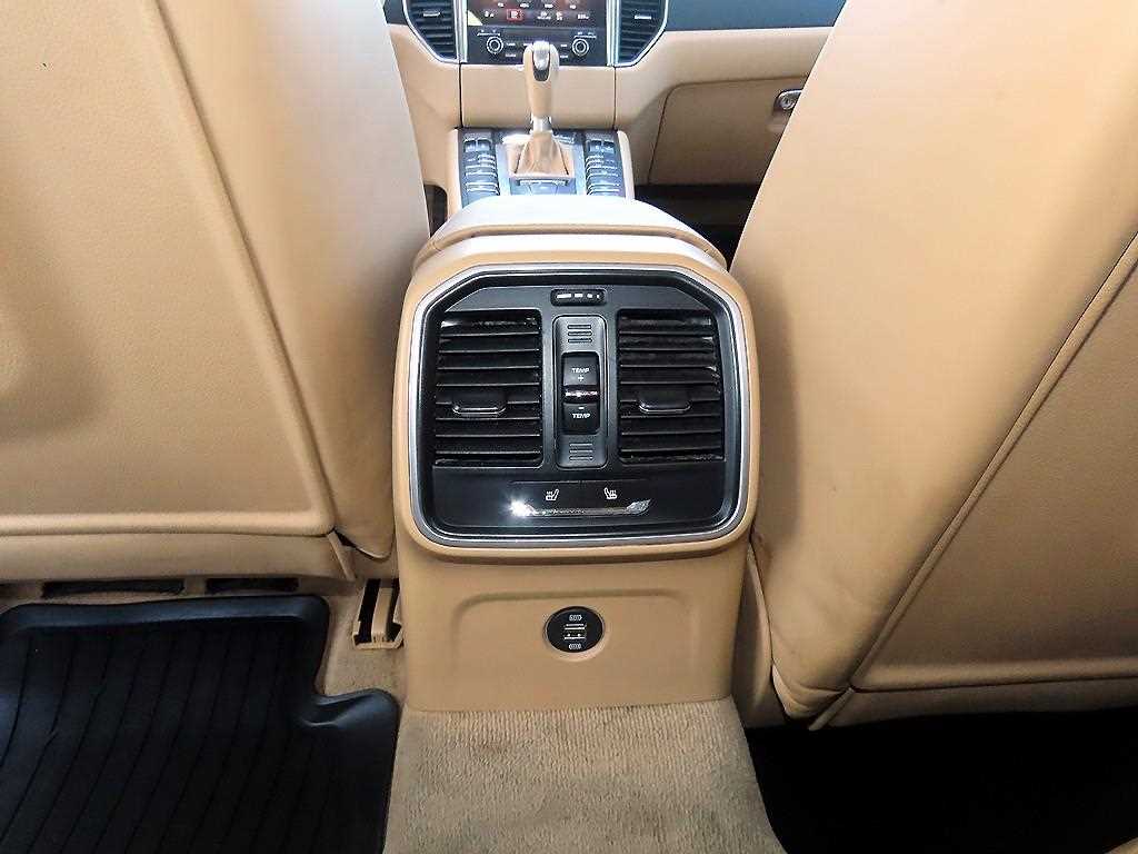 Porsche Macan — photo 15
