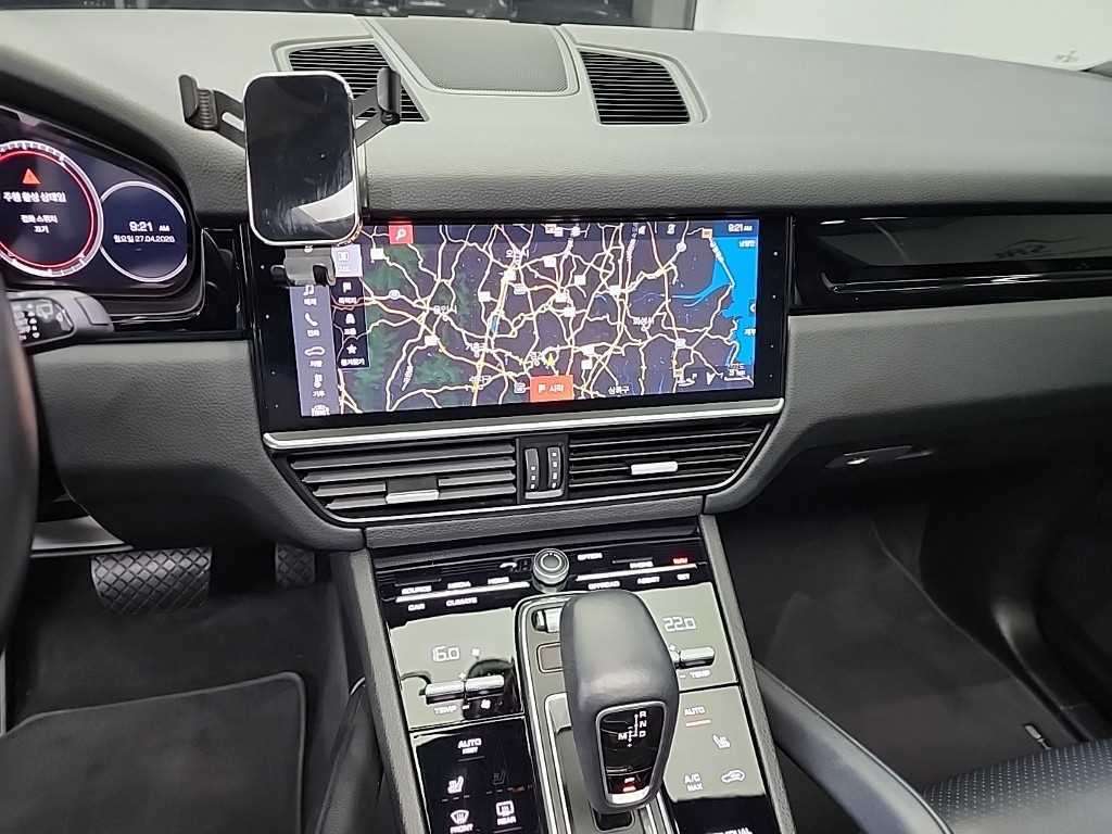 Porsche Cayenne — photo 10