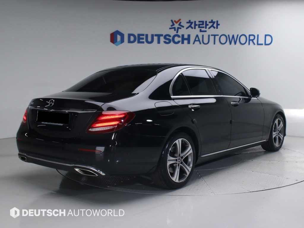 Mercedes-Benz E-Class — photo 02
