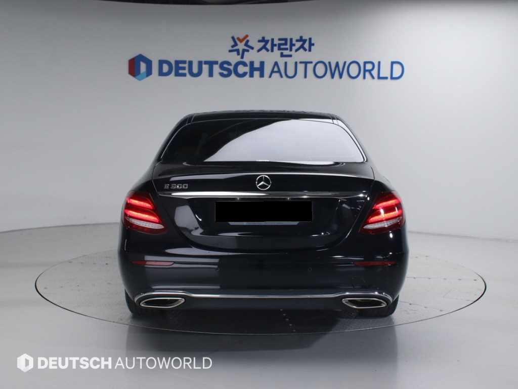 Mercedes-Benz E-Class — photo 04