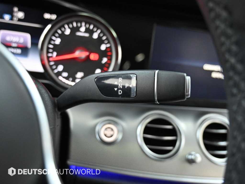 Mercedes-Benz E-Class — photo 09