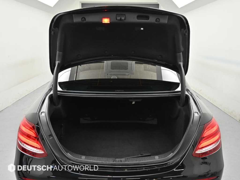 Mercedes-Benz E-Class — photo 19