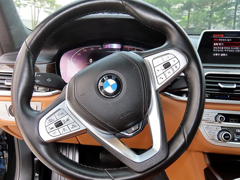 BMW 7-Series — photo 08