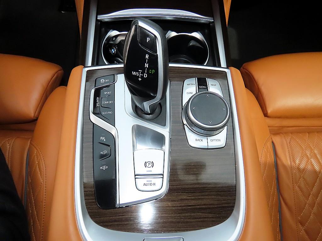 BMW 7-Series — photo 11