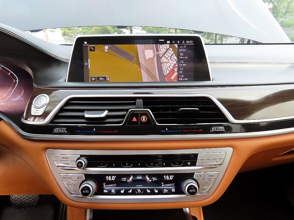 BMW 7-Series — photo 13