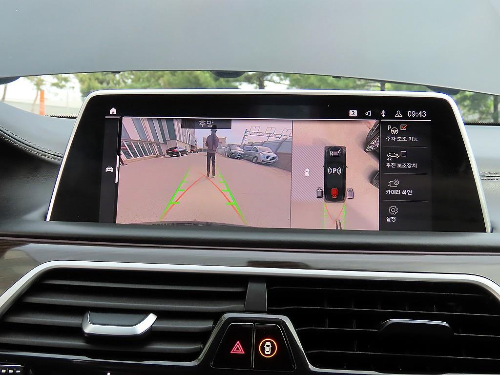 BMW 7-Series — photo 15