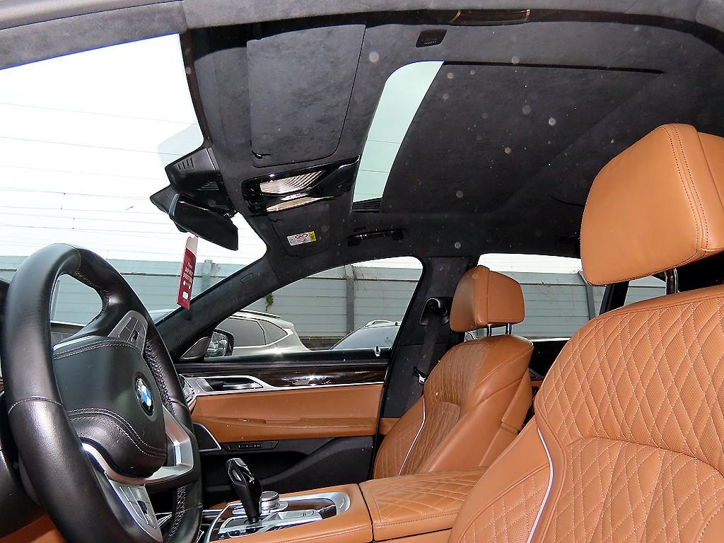 BMW 7-Series — photo 17