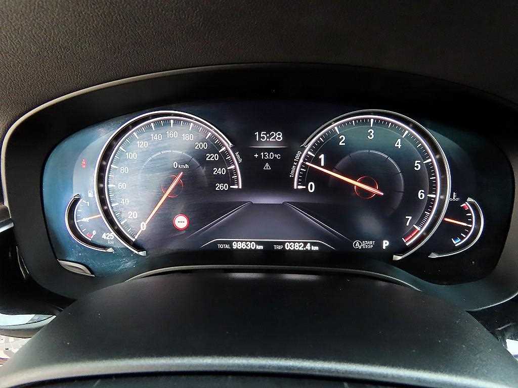 BMW 5-Series — photo 09
