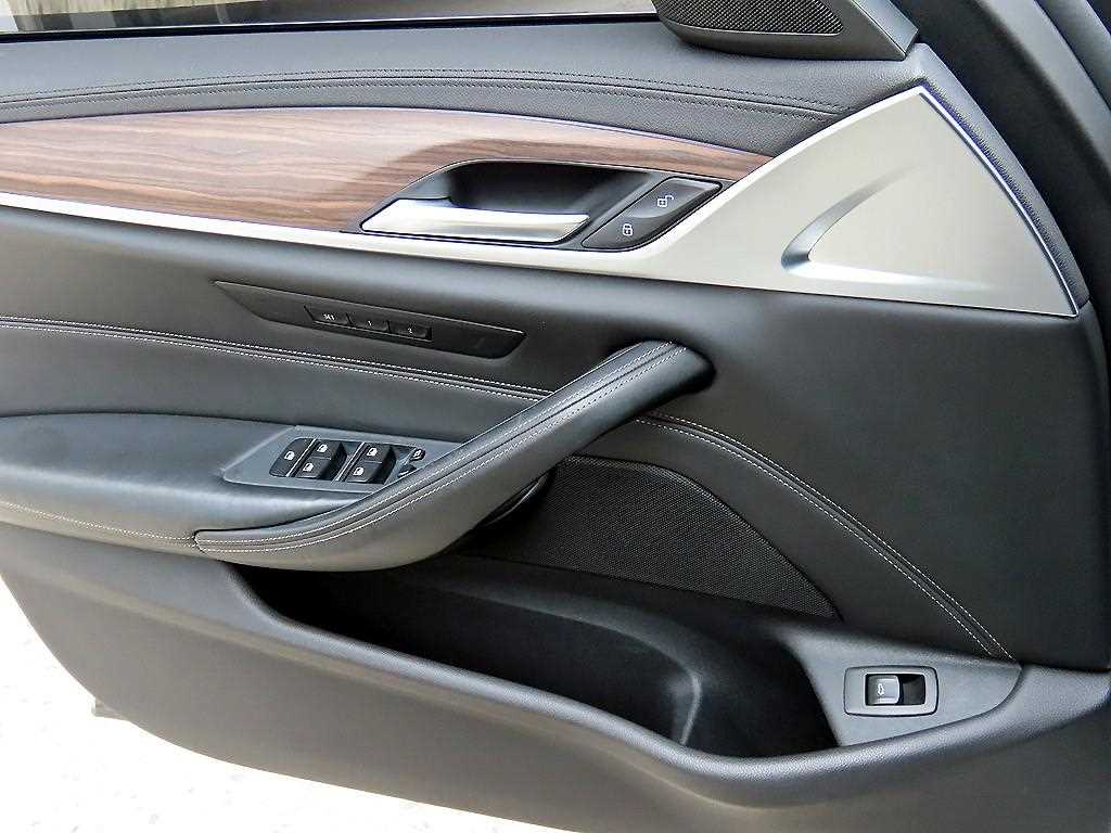 BMW 5-Series — photo 12