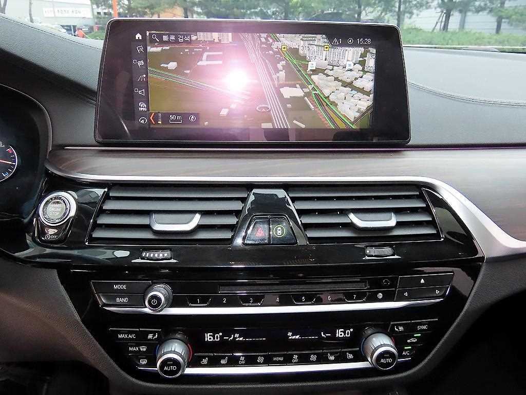 BMW 5-Series — photo 13