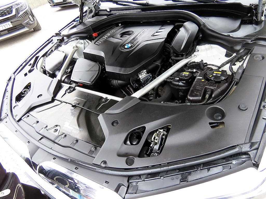 BMW 5-Series — photo 19