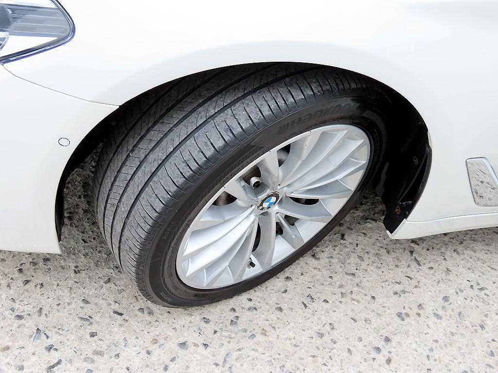 BMW 5-Series — photo 20