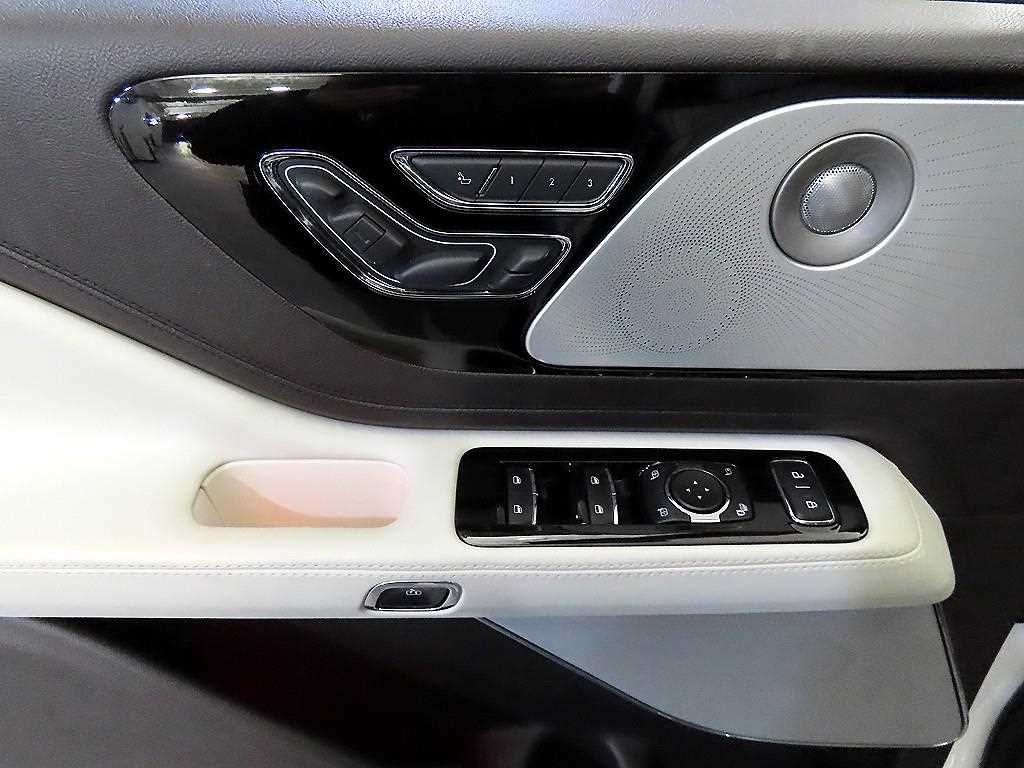 Lincoln Aviator — photo 12