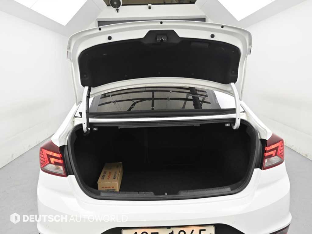 Hyundai Avante — photo 19