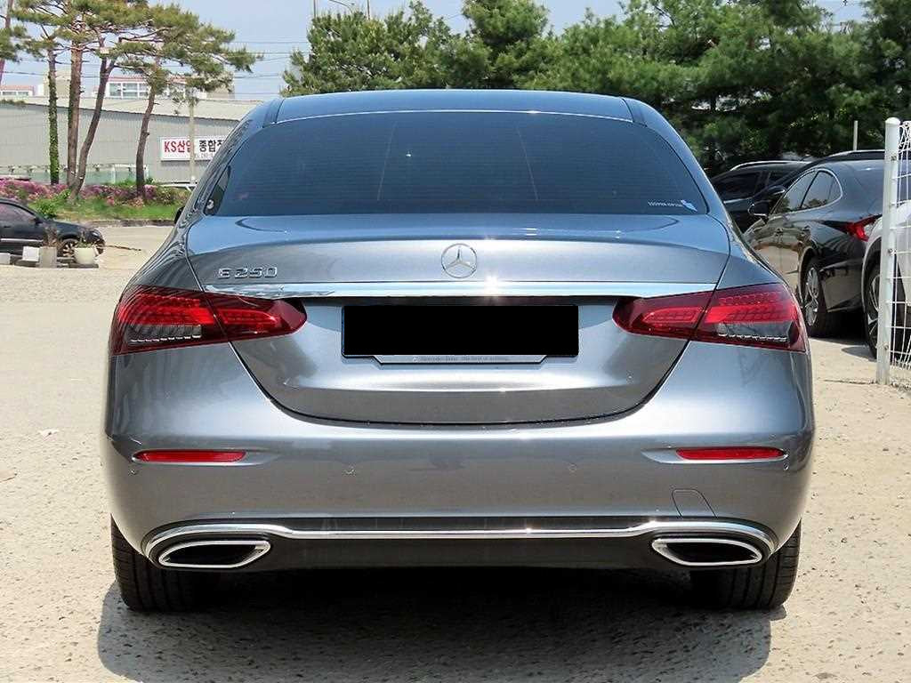 Mercedes-Benz E-Class — photo 04