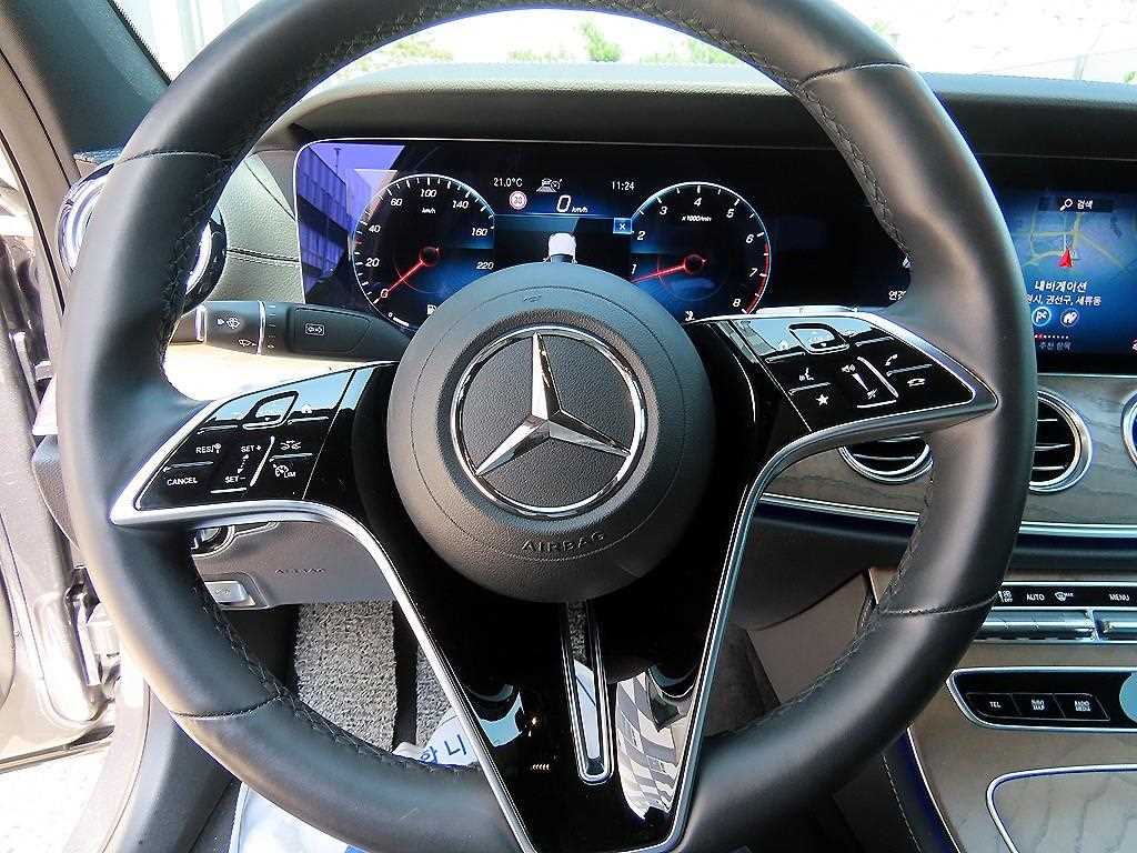 Mercedes-Benz E-Class — photo 08