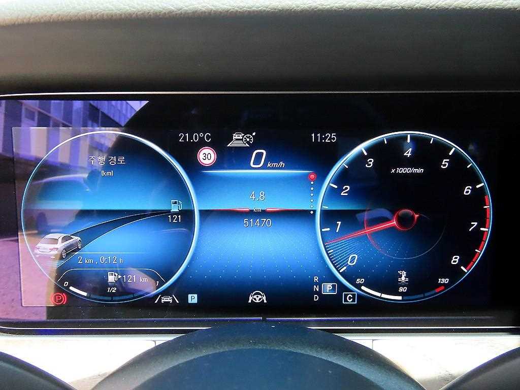 Mercedes-Benz E-Class — photo 09