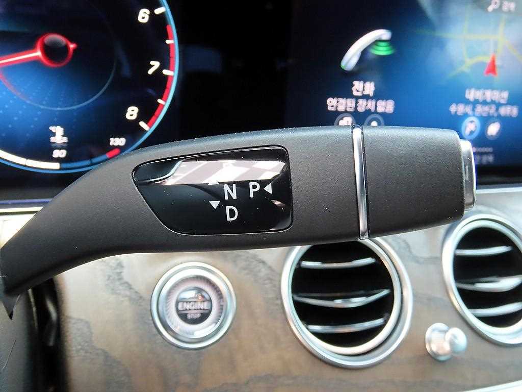 Mercedes-Benz E-Class — photo 11