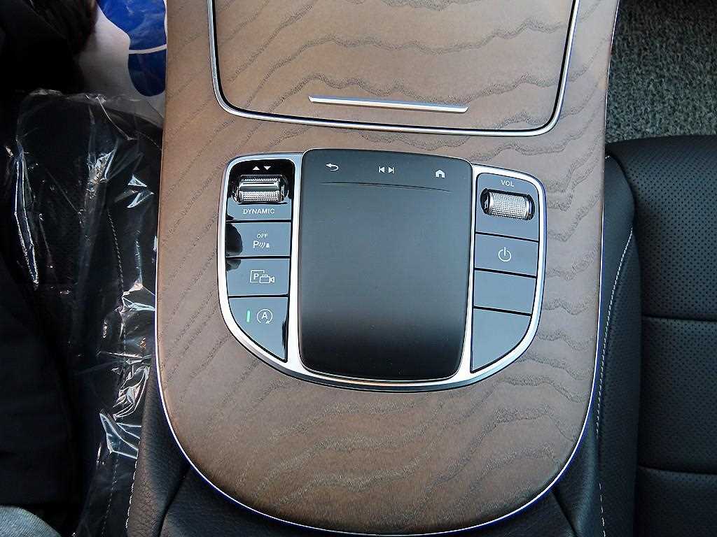 Mercedes-Benz E-Class — photo 12