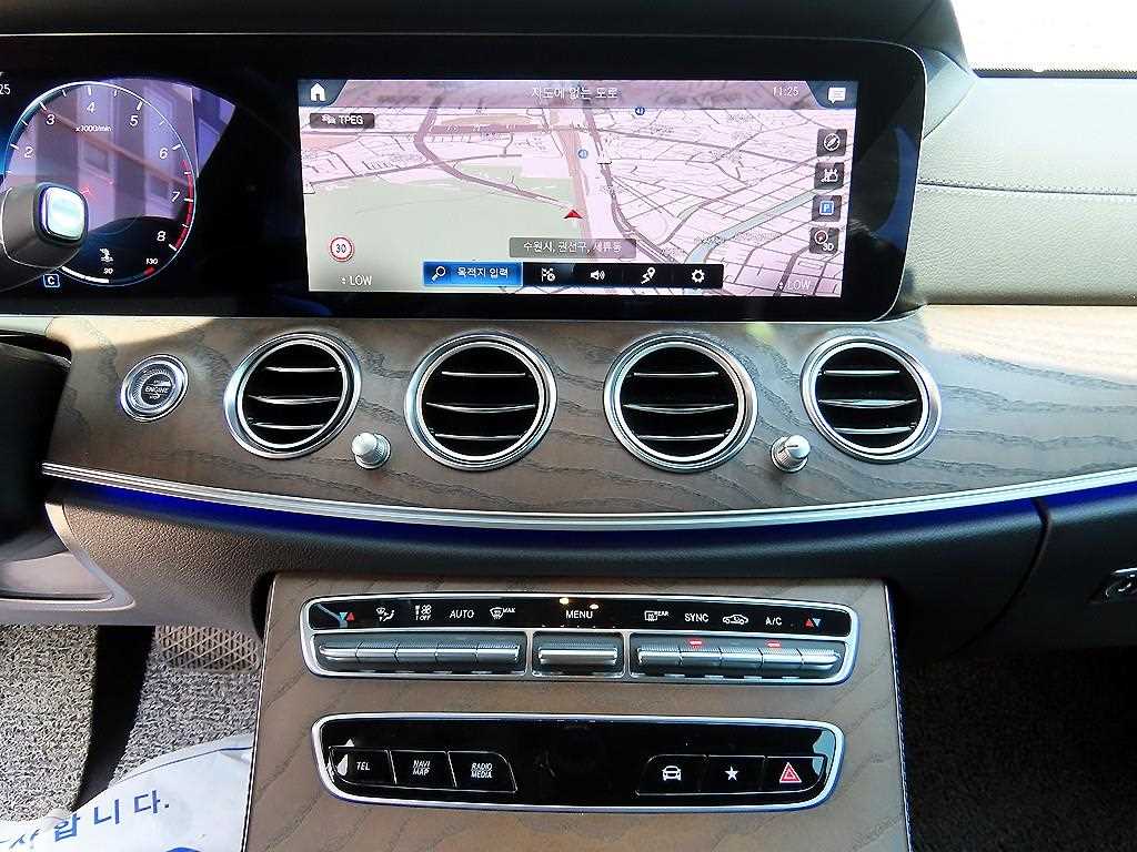Mercedes-Benz E-Class — photo 13