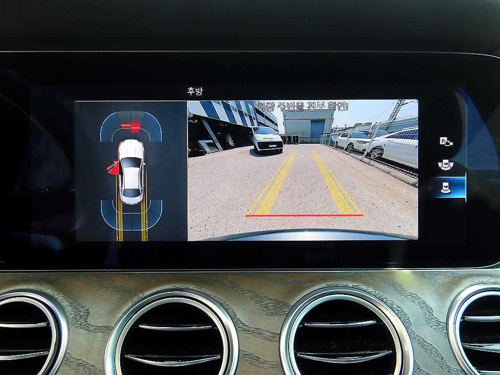 Mercedes-Benz E-Class — photo 14