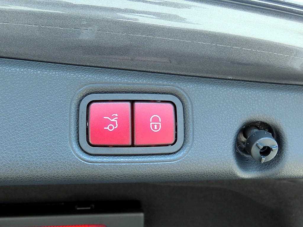 Mercedes-Benz E-Class — photo 16
