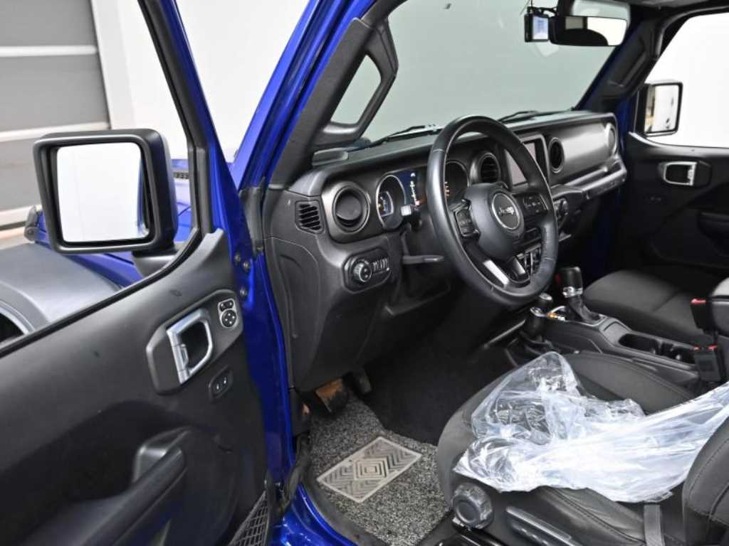 Jeep Wrangler — photo 11