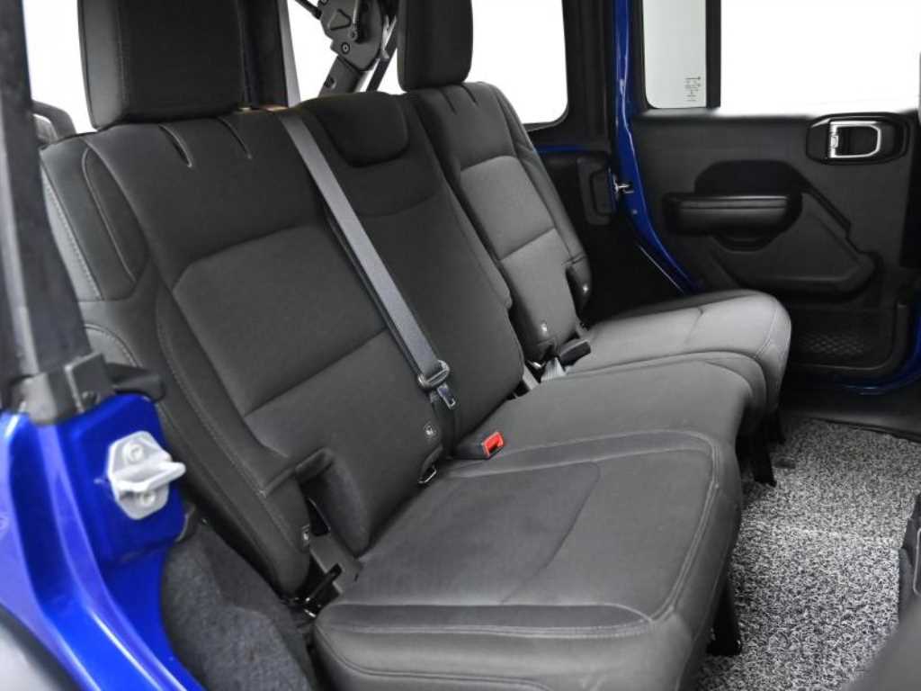 Jeep Wrangler — photo 12