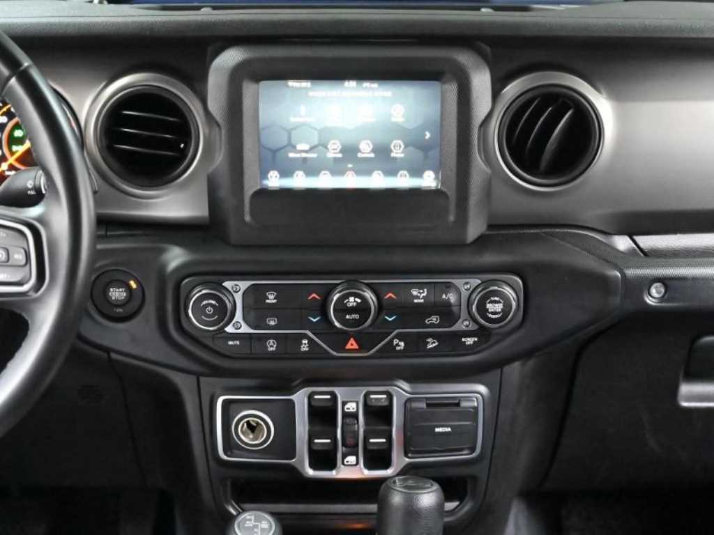 Jeep Wrangler — photo 14