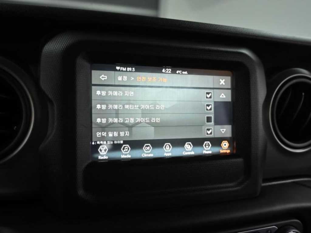 Jeep Wrangler — photo 17