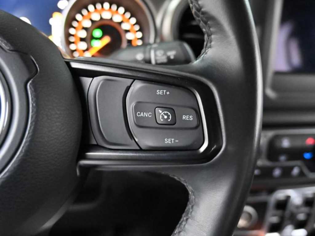 Jeep Wrangler — photo 18