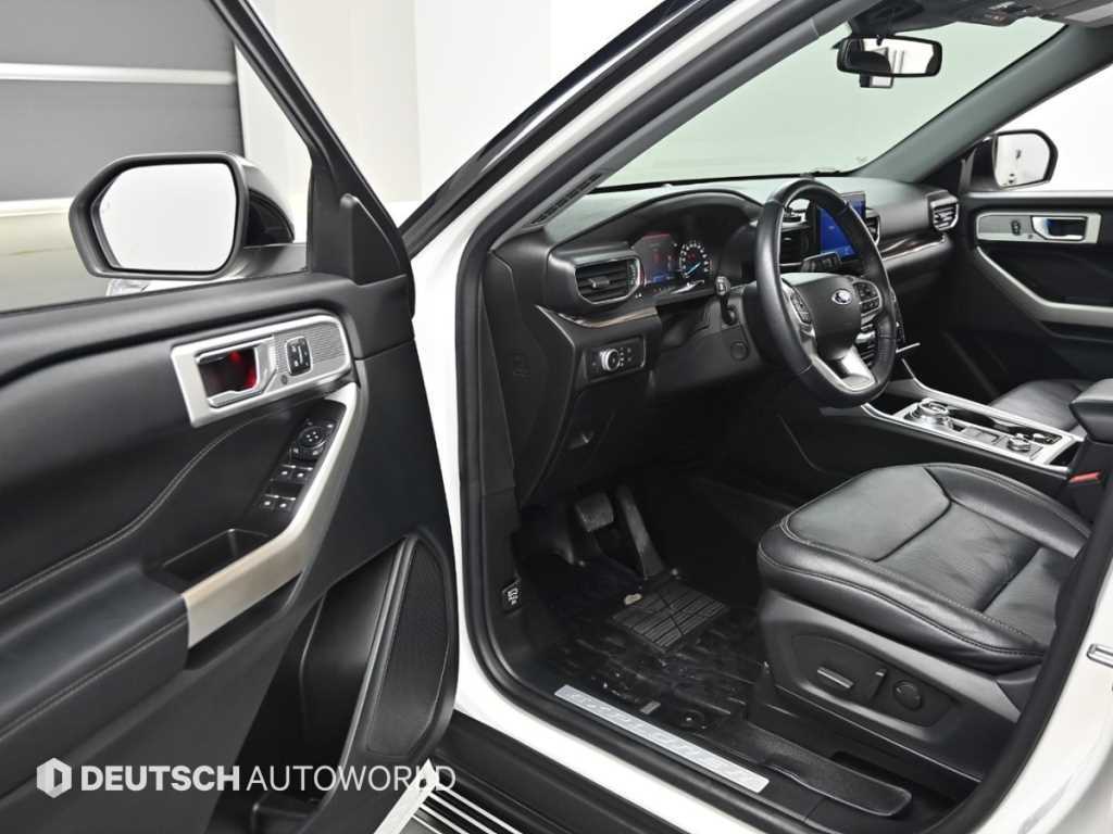 Ford Explorer — photo 11
