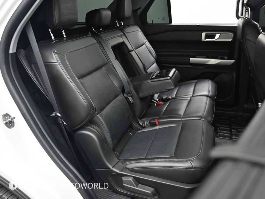 Ford Explorer — photo 12