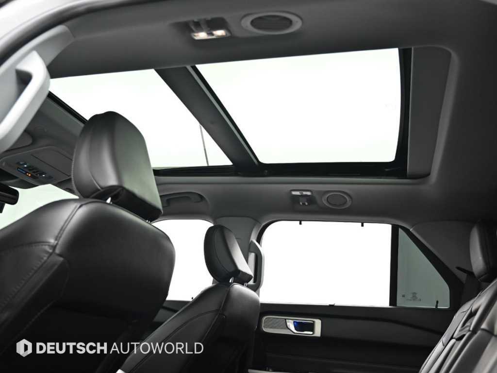 Ford Explorer — photo 18