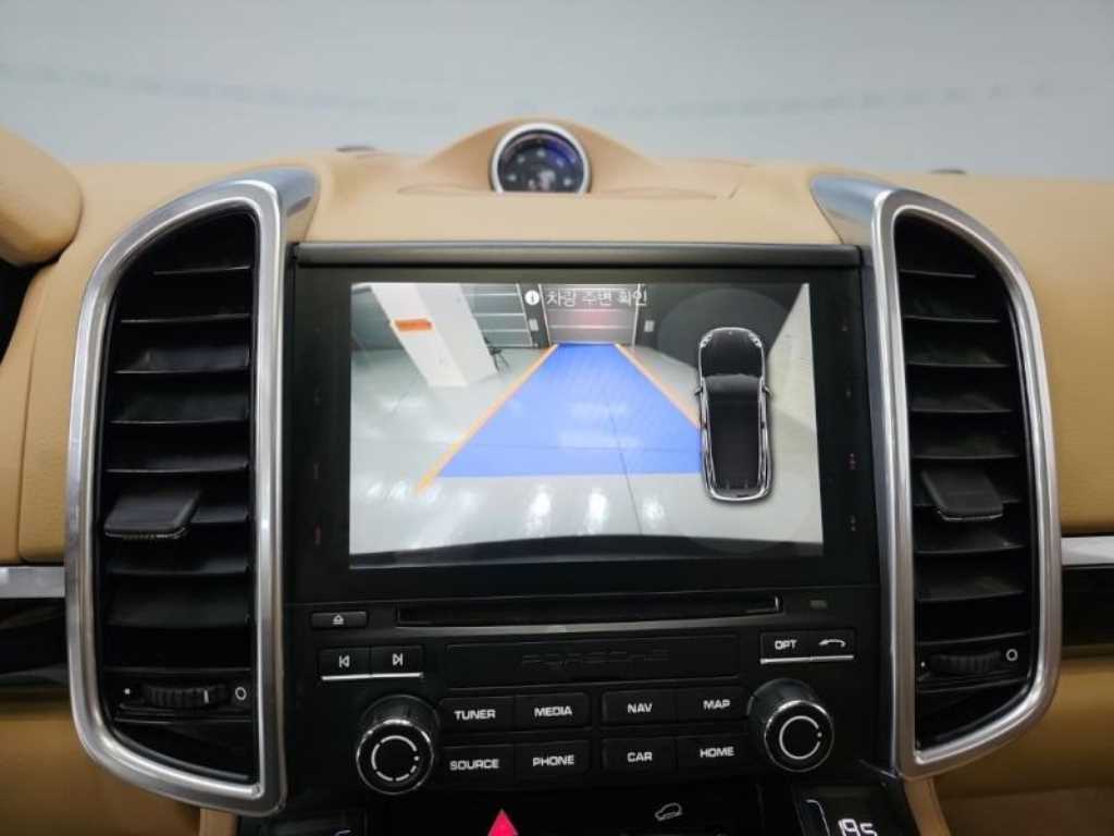 Porsche Cayenne — photo 10